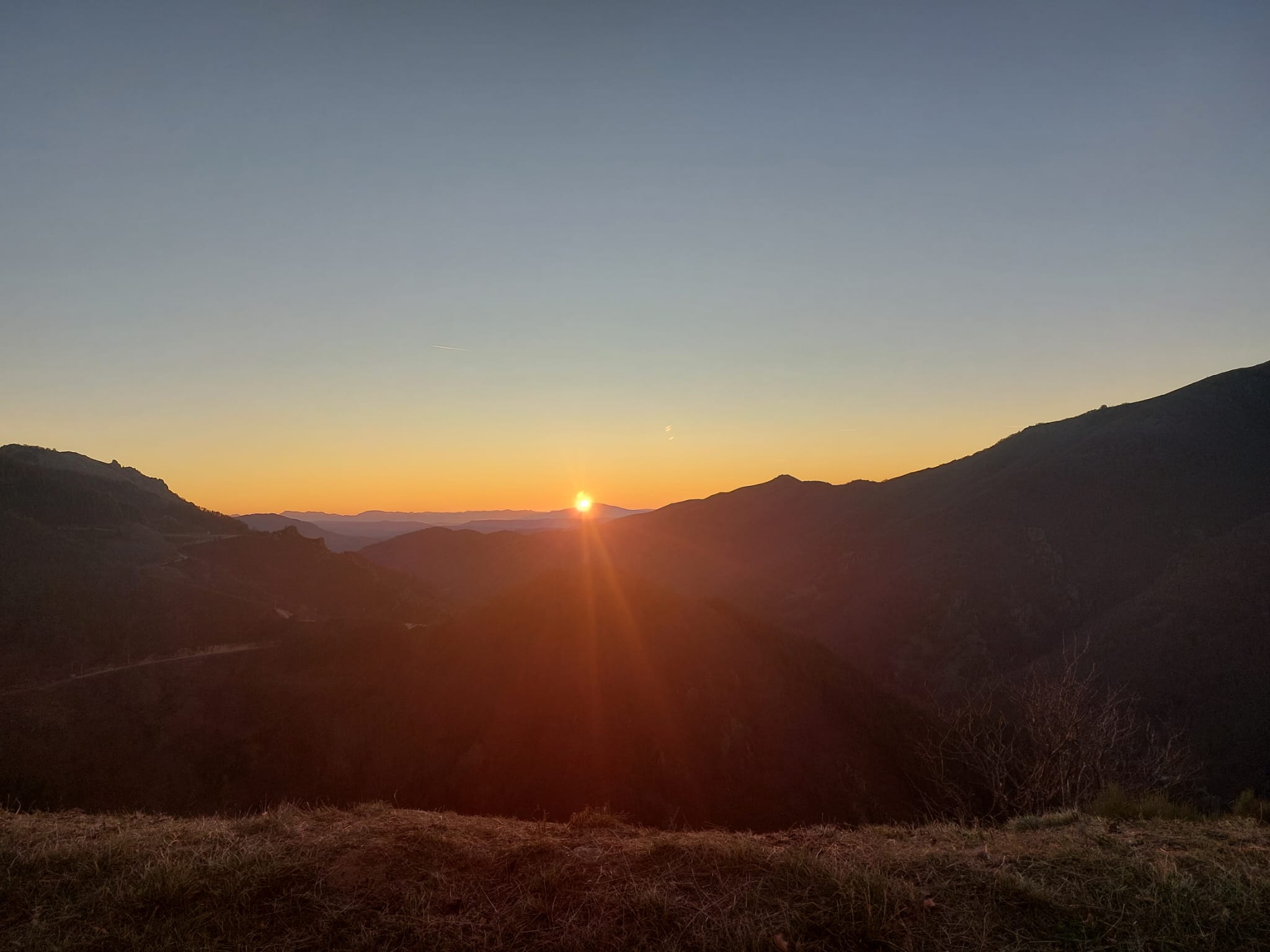 Les éperviers référencement – 2025-07-10 08.59.23 Coucher de soleil sur les montagnes Ardechoise
