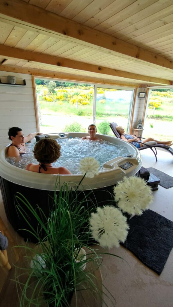 Personnes dans un Jacuzzi dans un gite de groupe en Ardèche